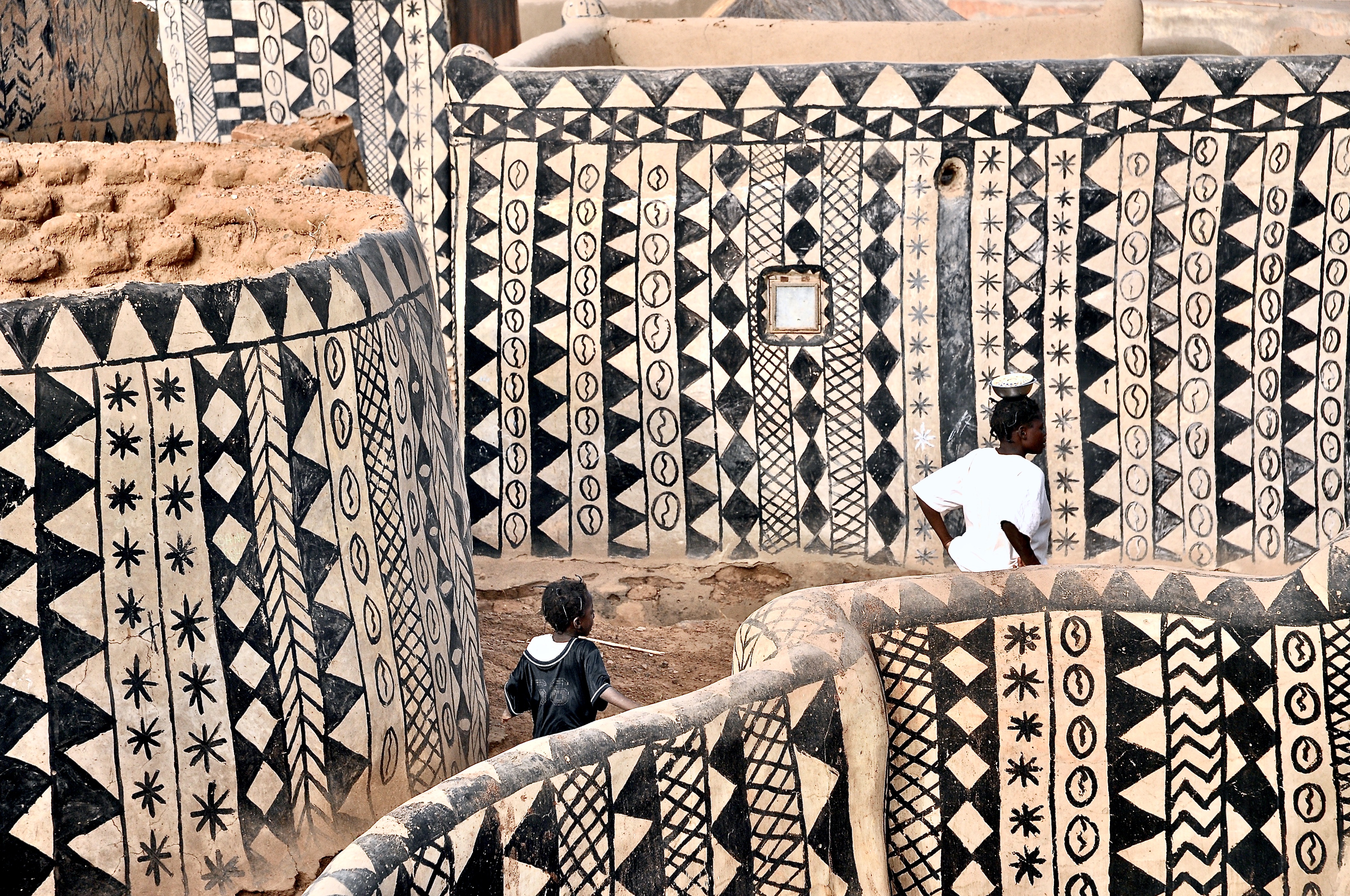 <p><em><strong>Burkina Faso &amp; Ghana:</strong> </em>Les Maisons des Kassena. Revue Natives, N&deg;20-21, November 2025: 20-25</p>