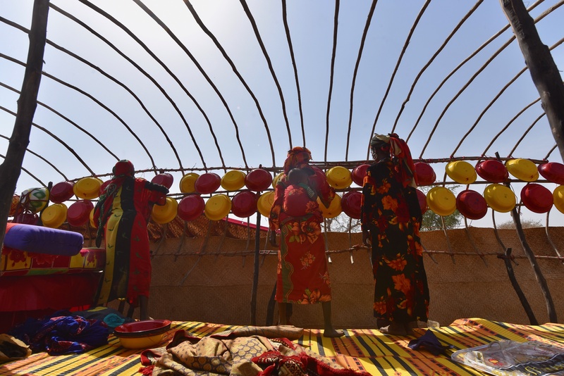 Chad: Building up a Wedding Tent