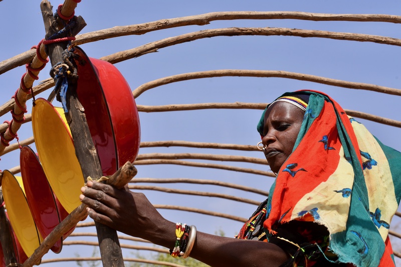 Chad: Building up a Wedding Tent