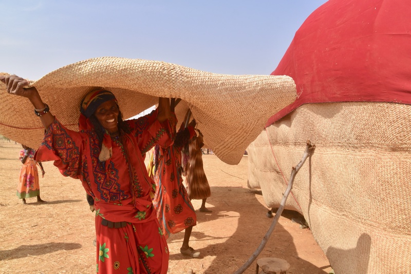 Chad: Building up a Wedding Tent